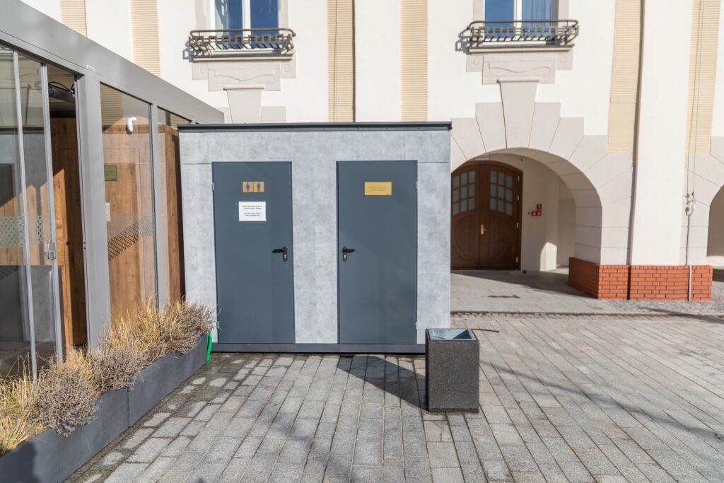 Sphinx Jarocin na rynku - toalety przy wejściu do ratusza