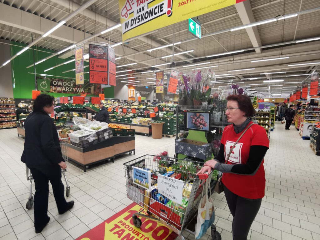 70 paczek od zajączka dla seniorów